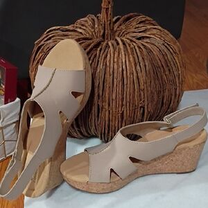 Clarks Women Giselle Beach Wedge Sandals (NWOT) size 12w Sand Nubuck- color